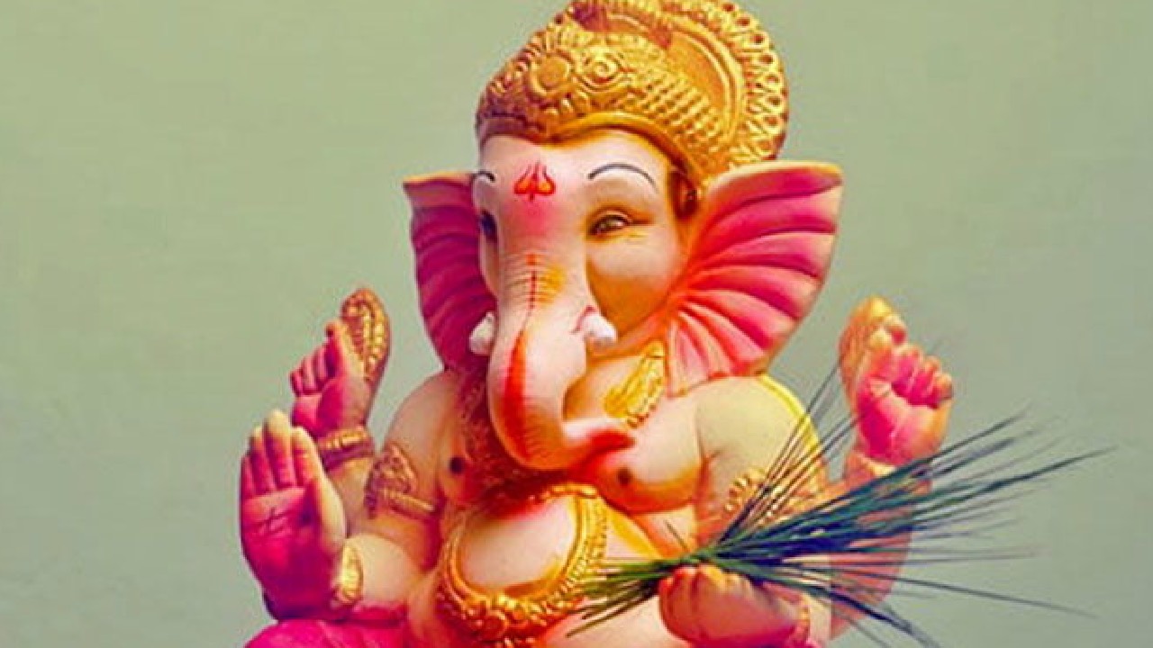 offer durva to Bappa on Wednesday
